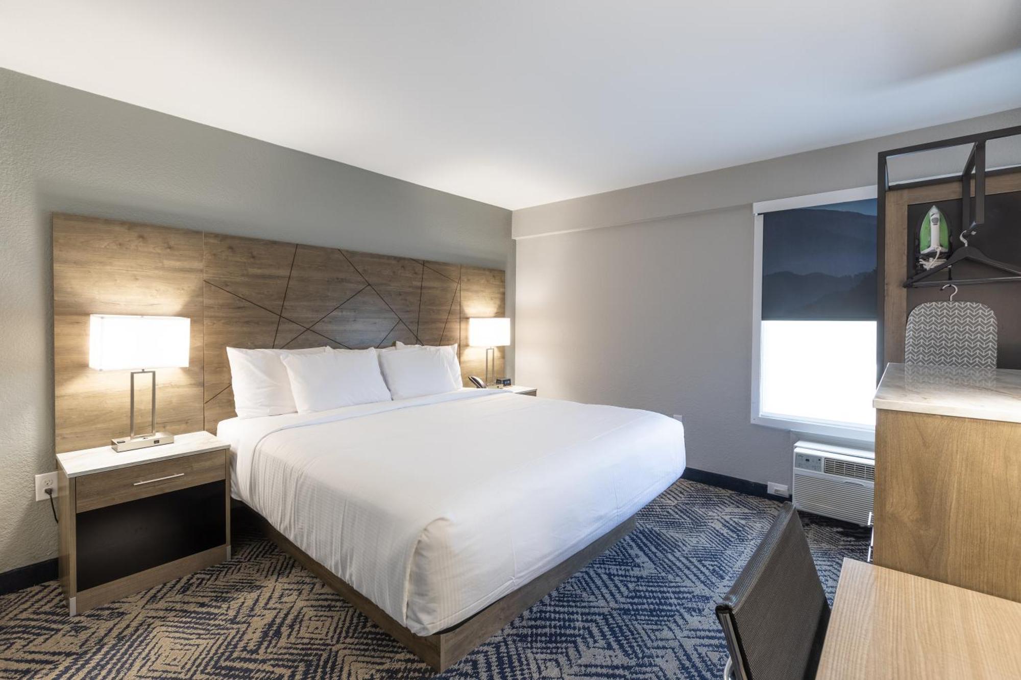 Rodeway Inn & Suites Near Outlet Mall - Эшвилл Экстерьер фото