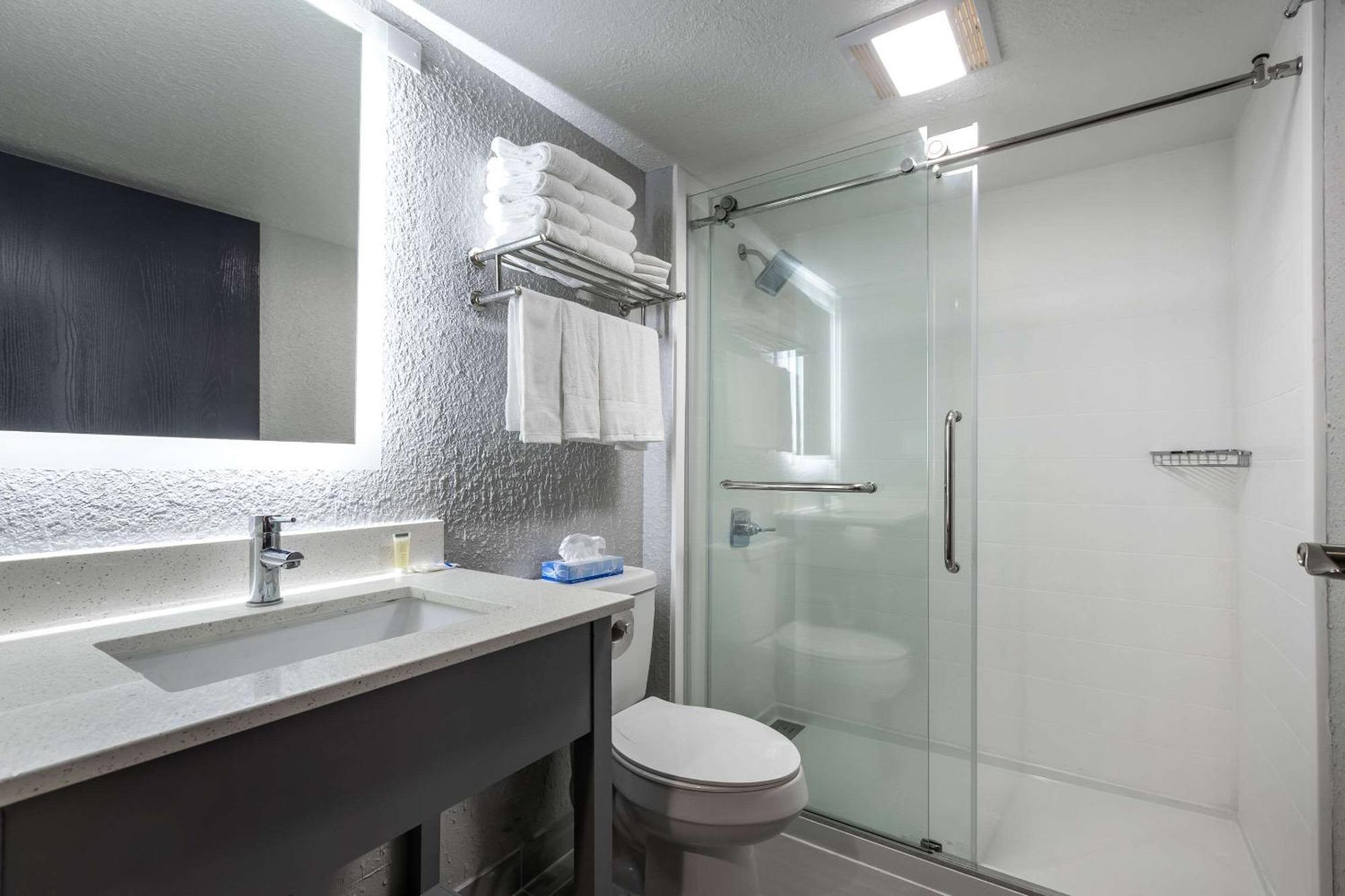 Rodeway Inn & Suites Near Outlet Mall - Эшвилл Экстерьер фото