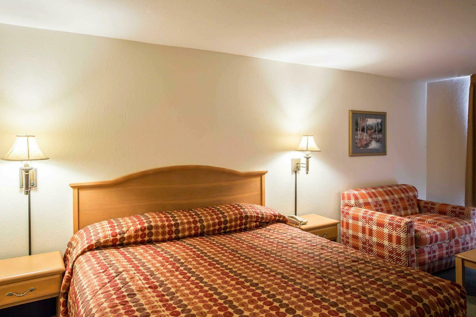 Rodeway Inn & Suites Near Outlet Mall - Эшвилл Экстерьер фото